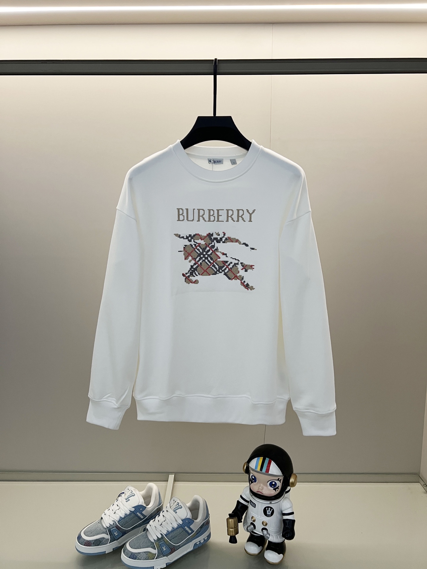 72_Burberry Crewneck